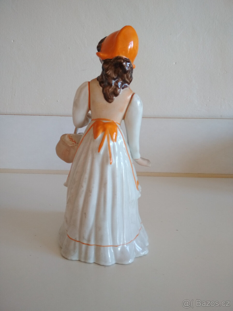 soška dívka s košíkem - 3
