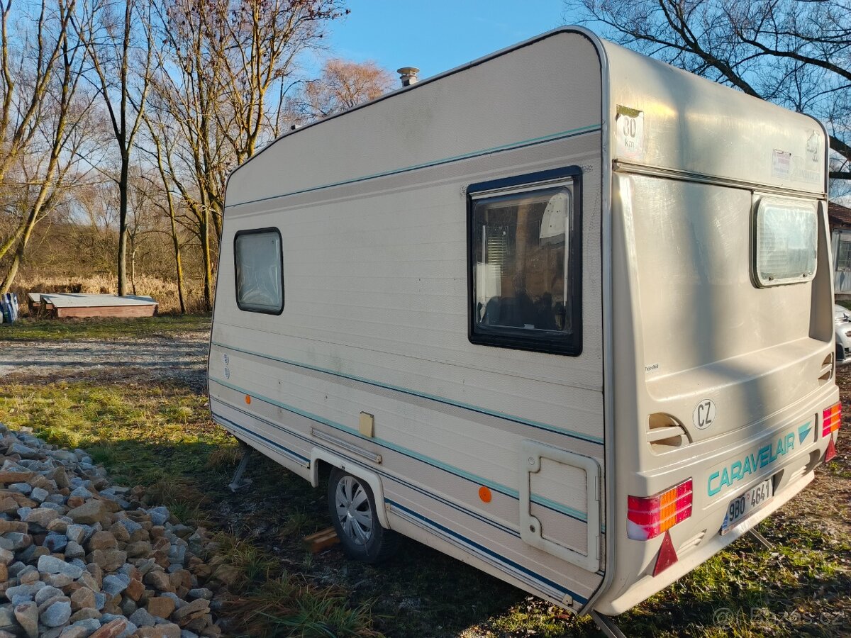 Karavan s vestavbou pro dva psy - 3