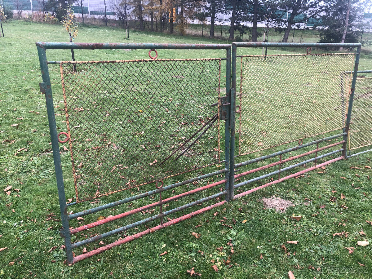 Venkovní plot. Plotové díly. Vjezdová brána. Celkem délka 7m - 3