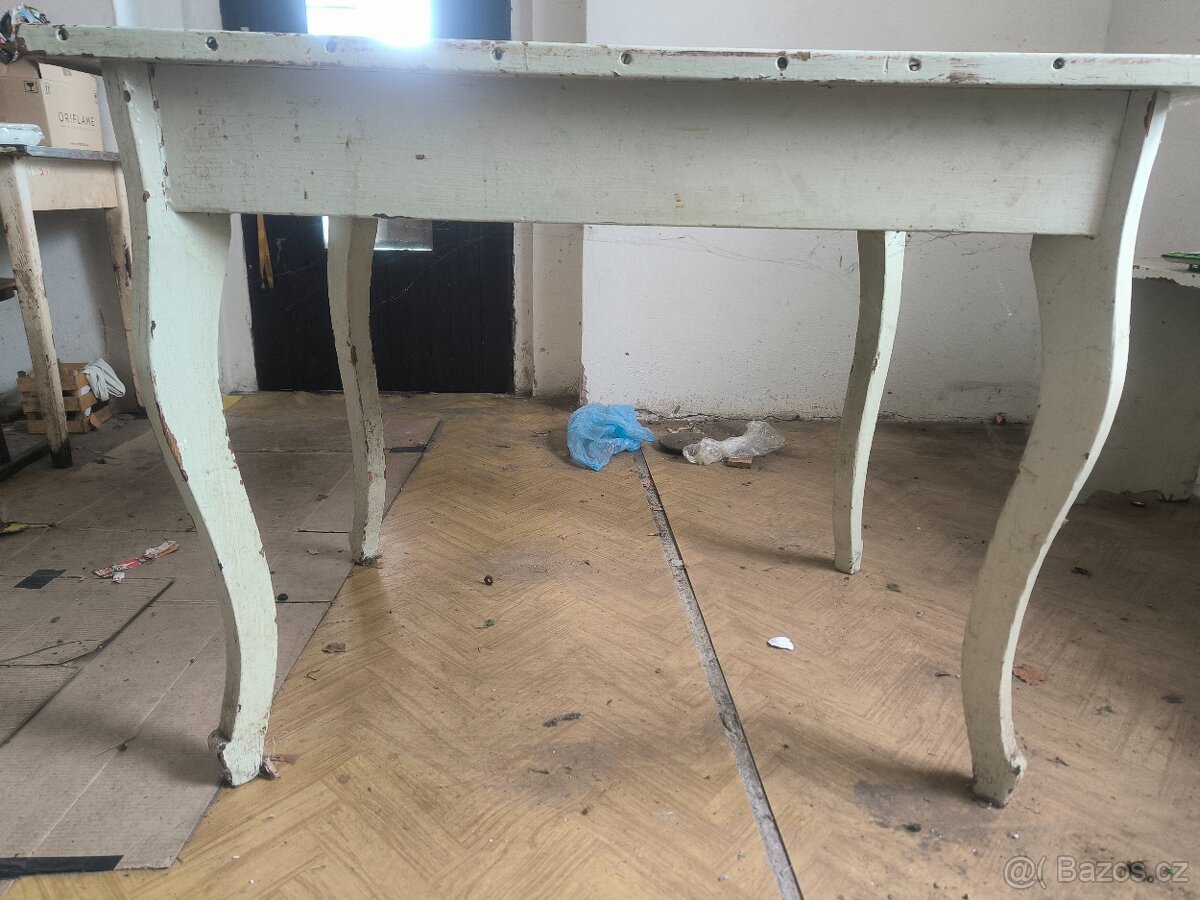 Bílý dřevěný stůl - 3