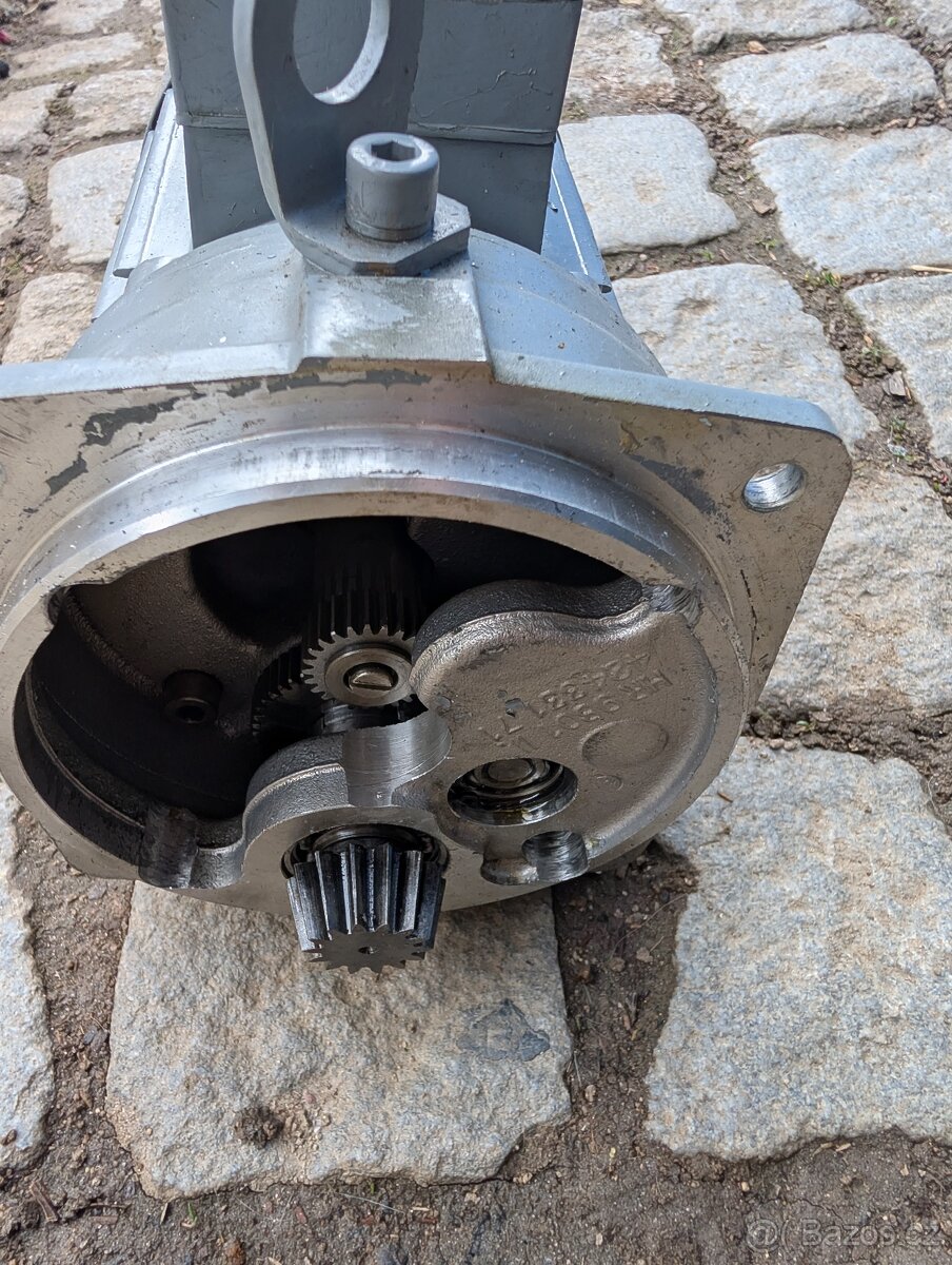 Prodám elektromotor s převodovkou - 3