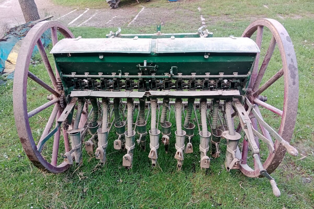 Historický secí stroj S 47 - 3