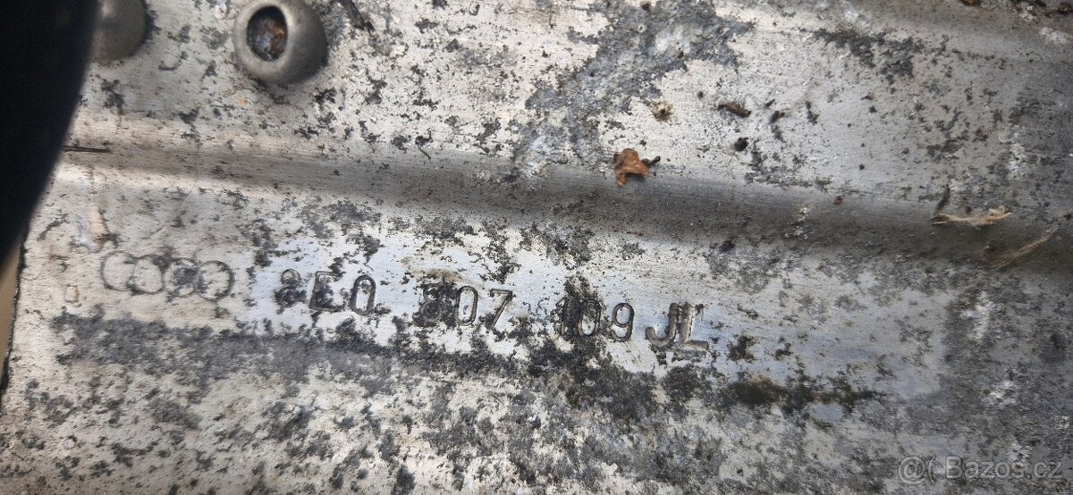 Vyztuha predniho narazniku Audi A4 B7 8E - 3