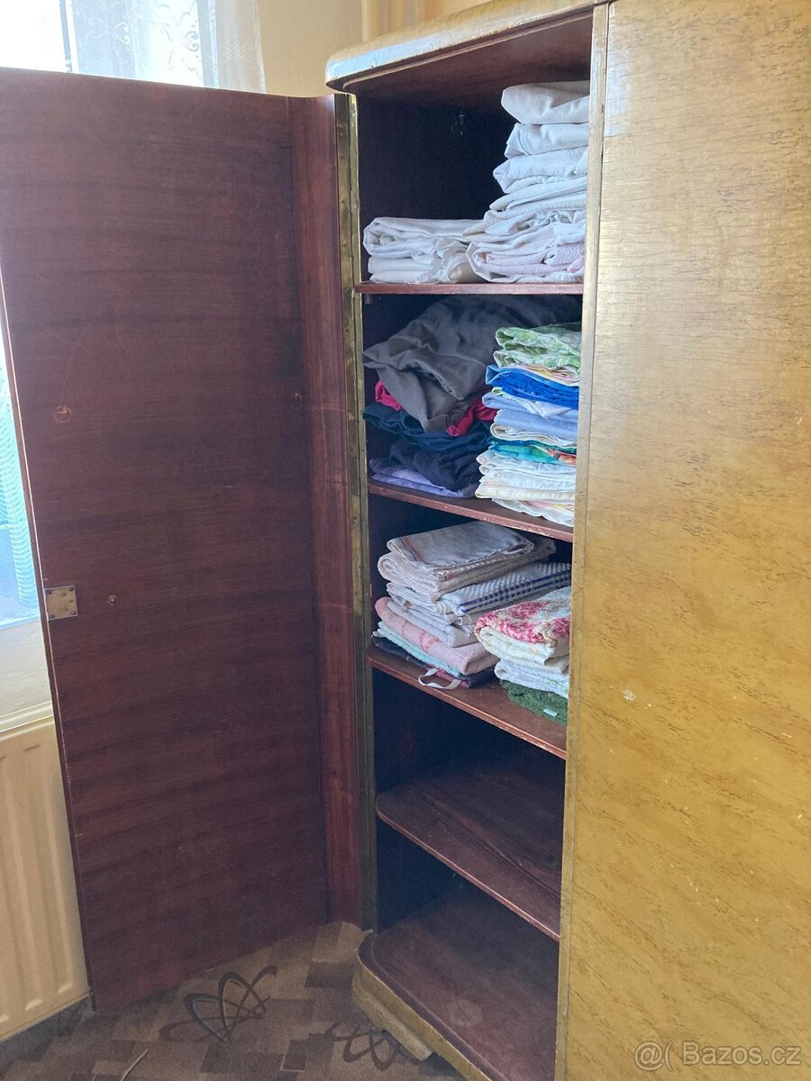 Starožitná šatní skříň - 3