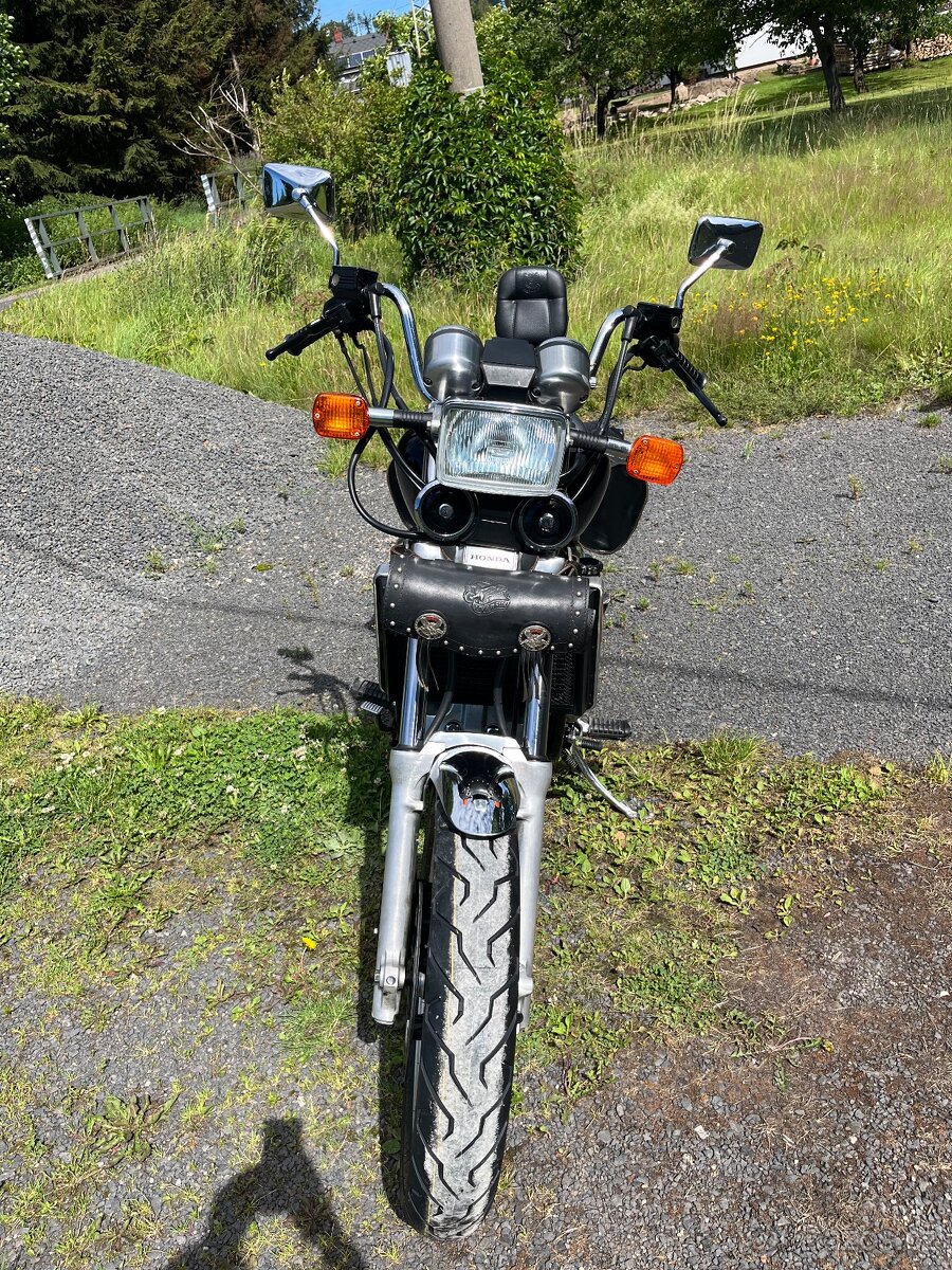 Honda VF 700 Magna - 3