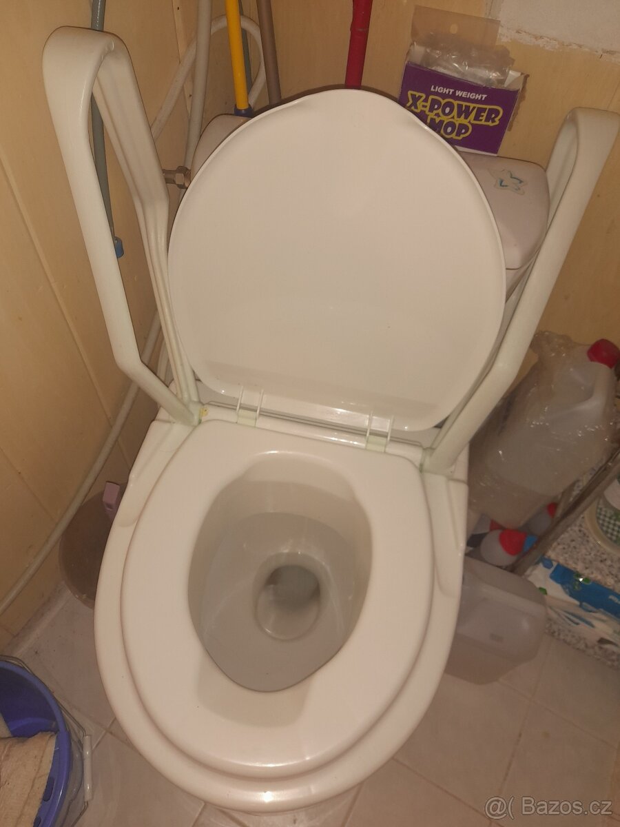 Toaletní nástavec s poklopem a madly Meyra Trillet - 3