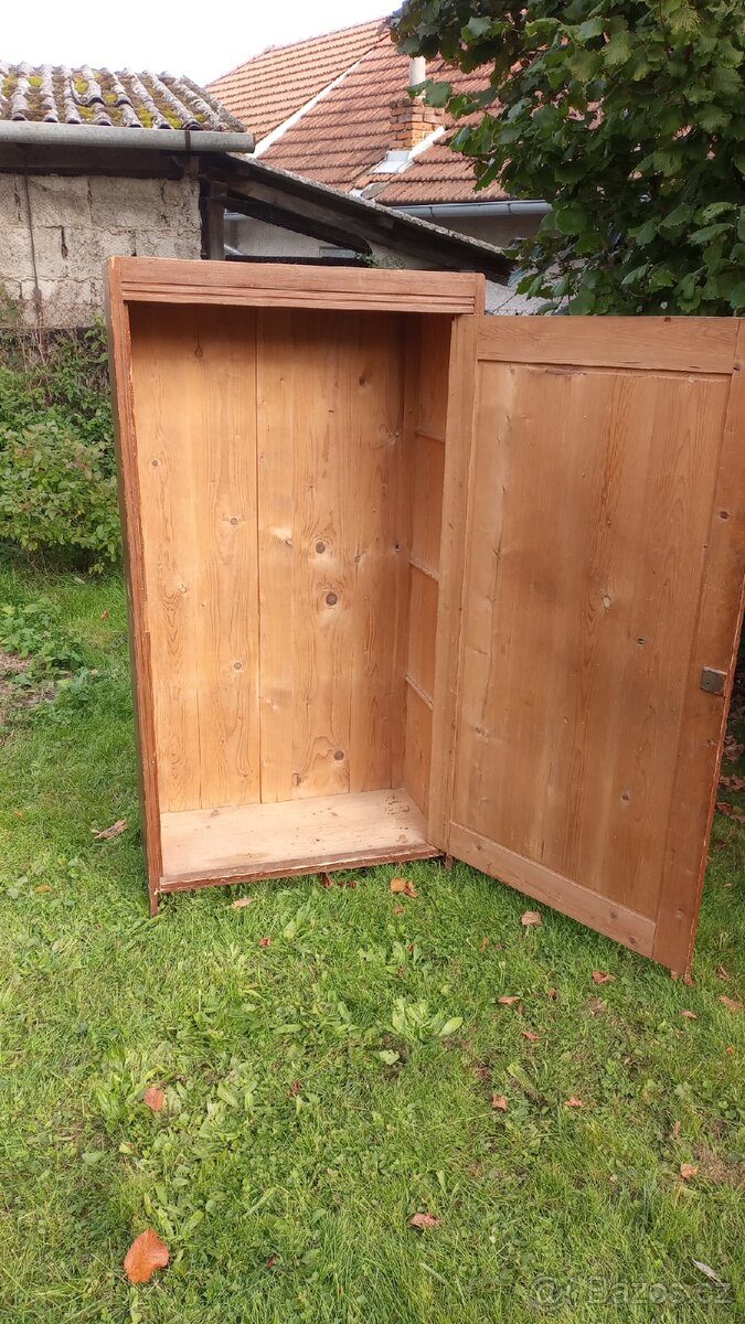 Dřevěná skříň - 3