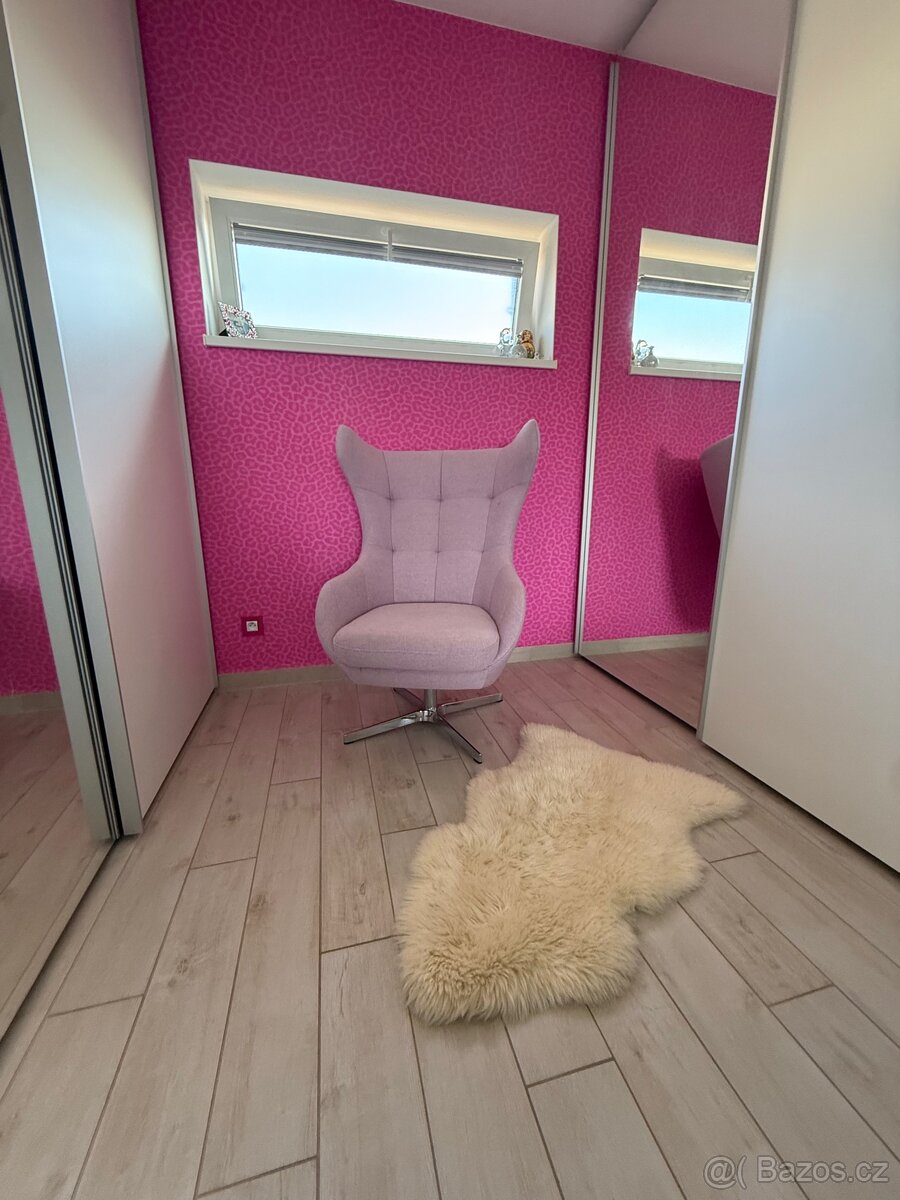 Fialové křeslo, ušák - 3