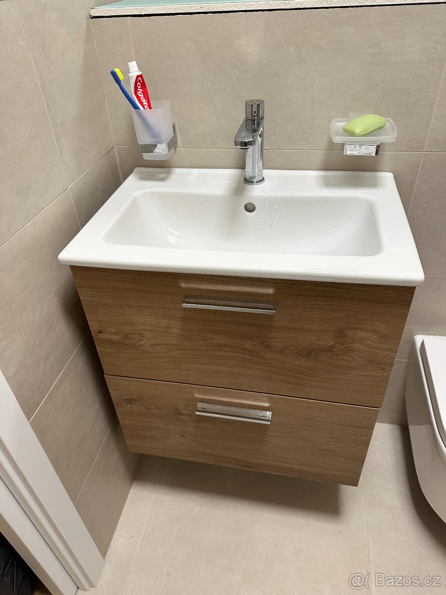 Koupelnová sestava s umyvadlem zrcadlem a osvětlením VitrA M - 3