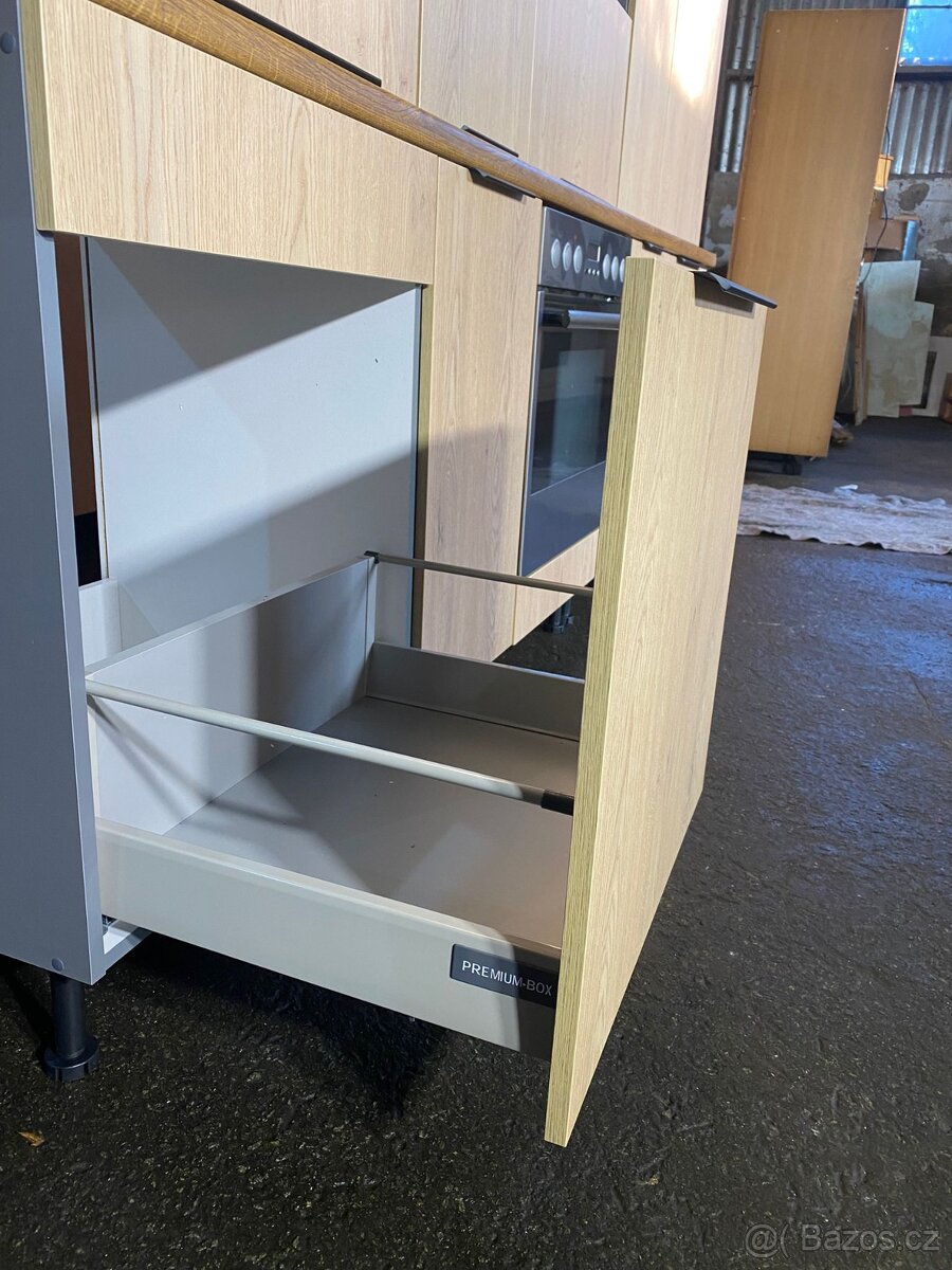 Moderní nová kuchyňská linka se spotřebiči - 3