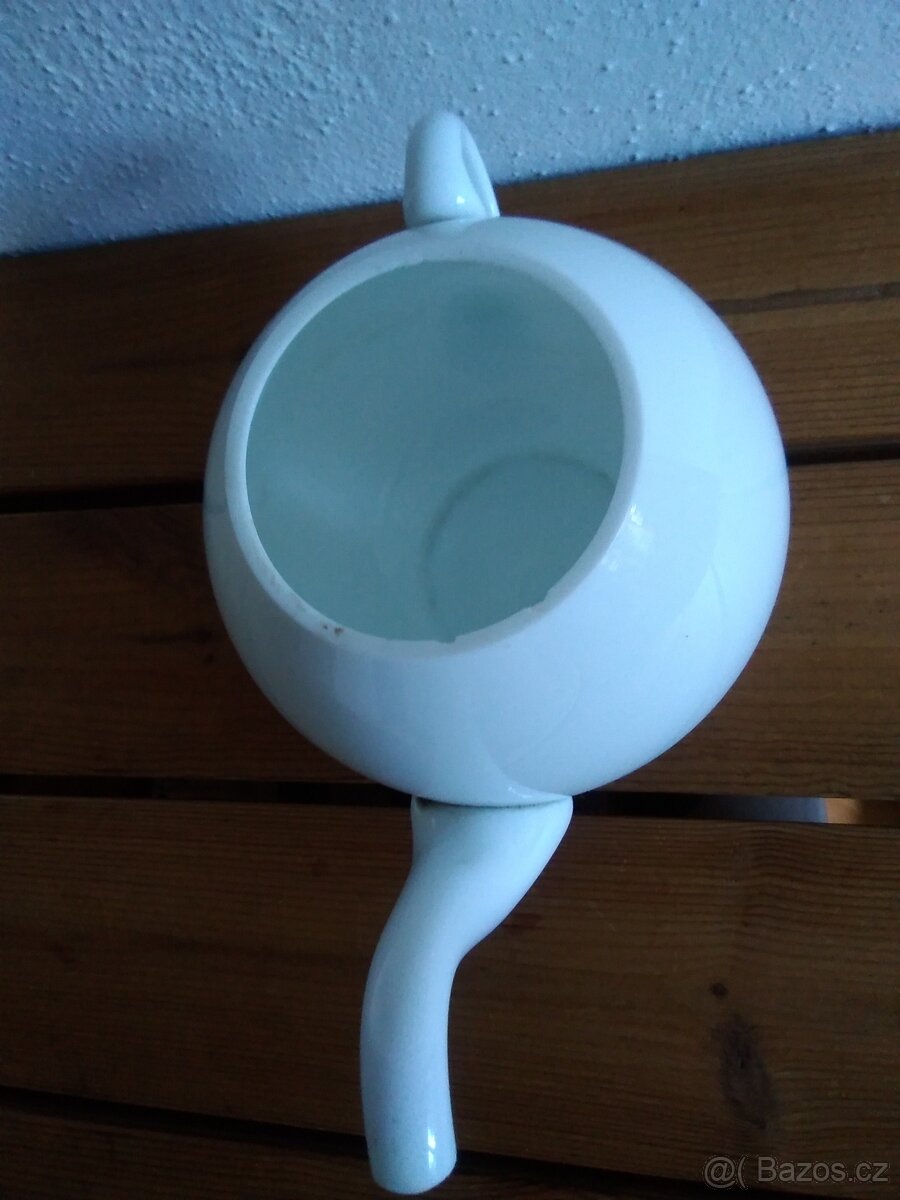 Stará, bílá konvice k dekoraci na chalupu - 3