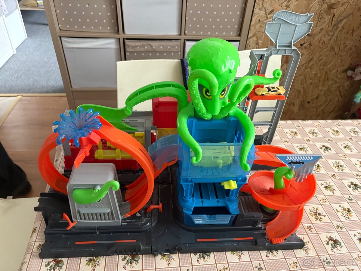 Hot wheels myčka s chobotnici - 3