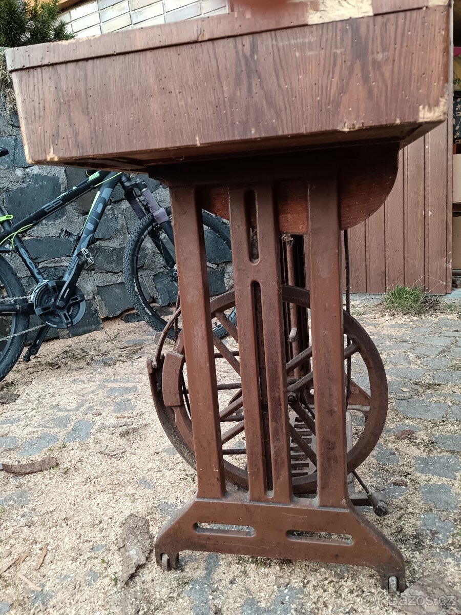 Prodám šlapací šicí stroj Minerva - 3