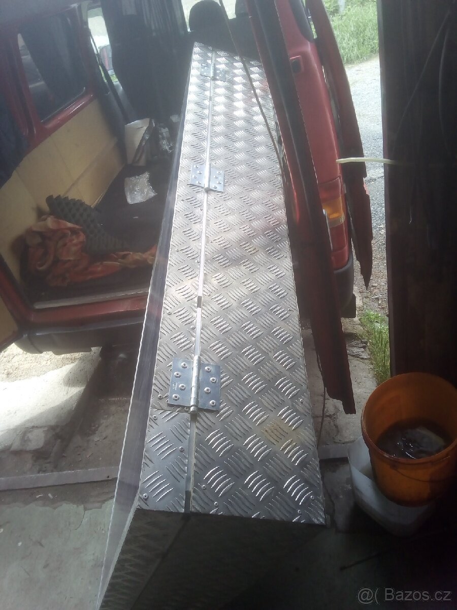 BOX ALU STŘEŠNÍ NA TERÉNNÍ VŮZ S SOLÁRNÍM PANELEM 220W