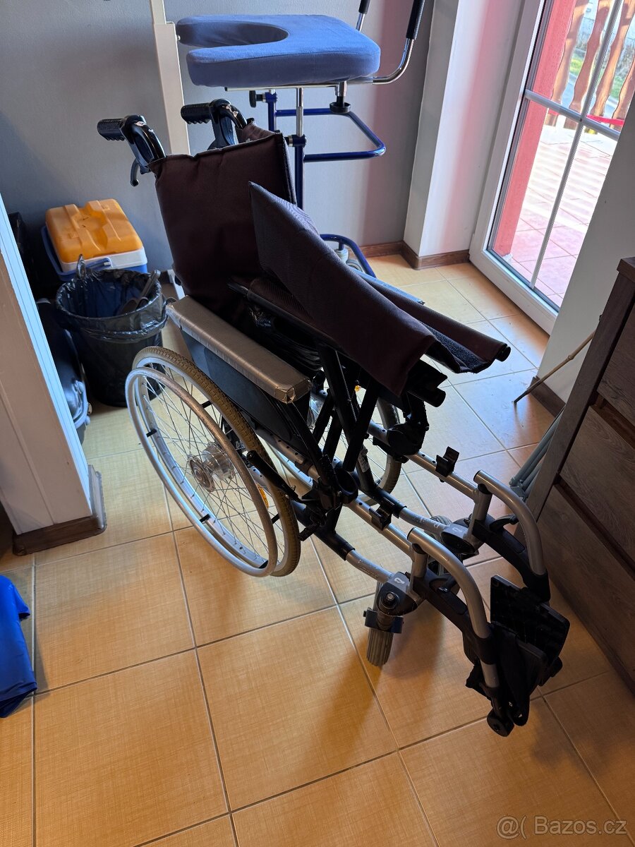 Invalidní mechanický skládací vozík Breezy - 3