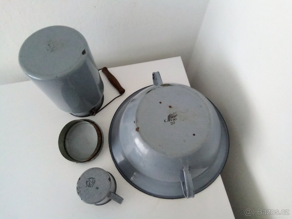 Staré, šedé, smaltované nádobí - 3