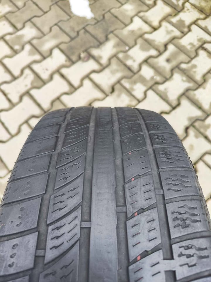 Celoroční pneu 225/40 R18 - 3