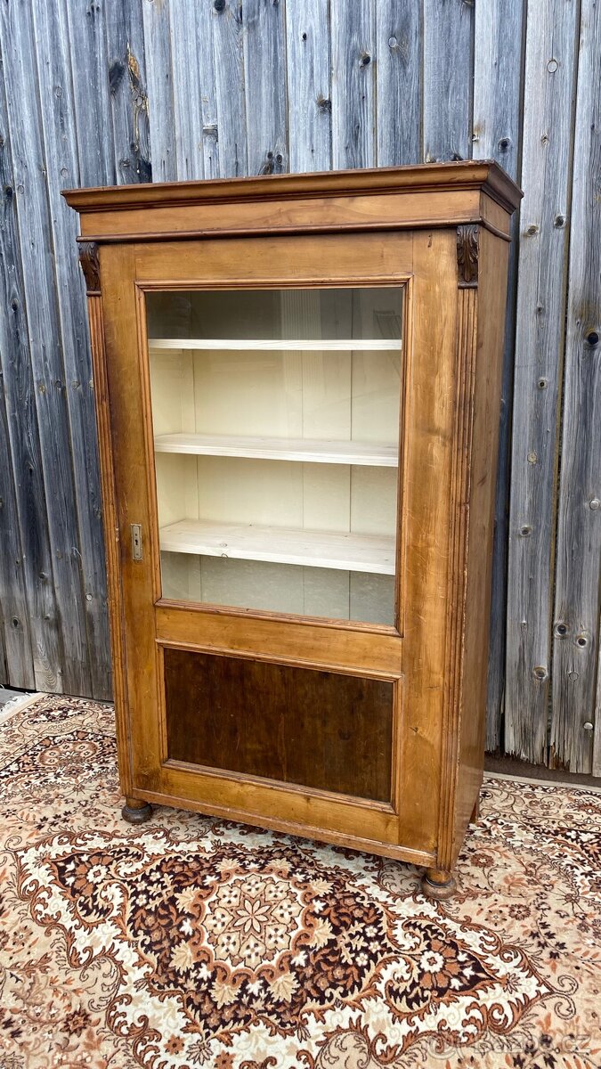 Masivní vitrína - 3