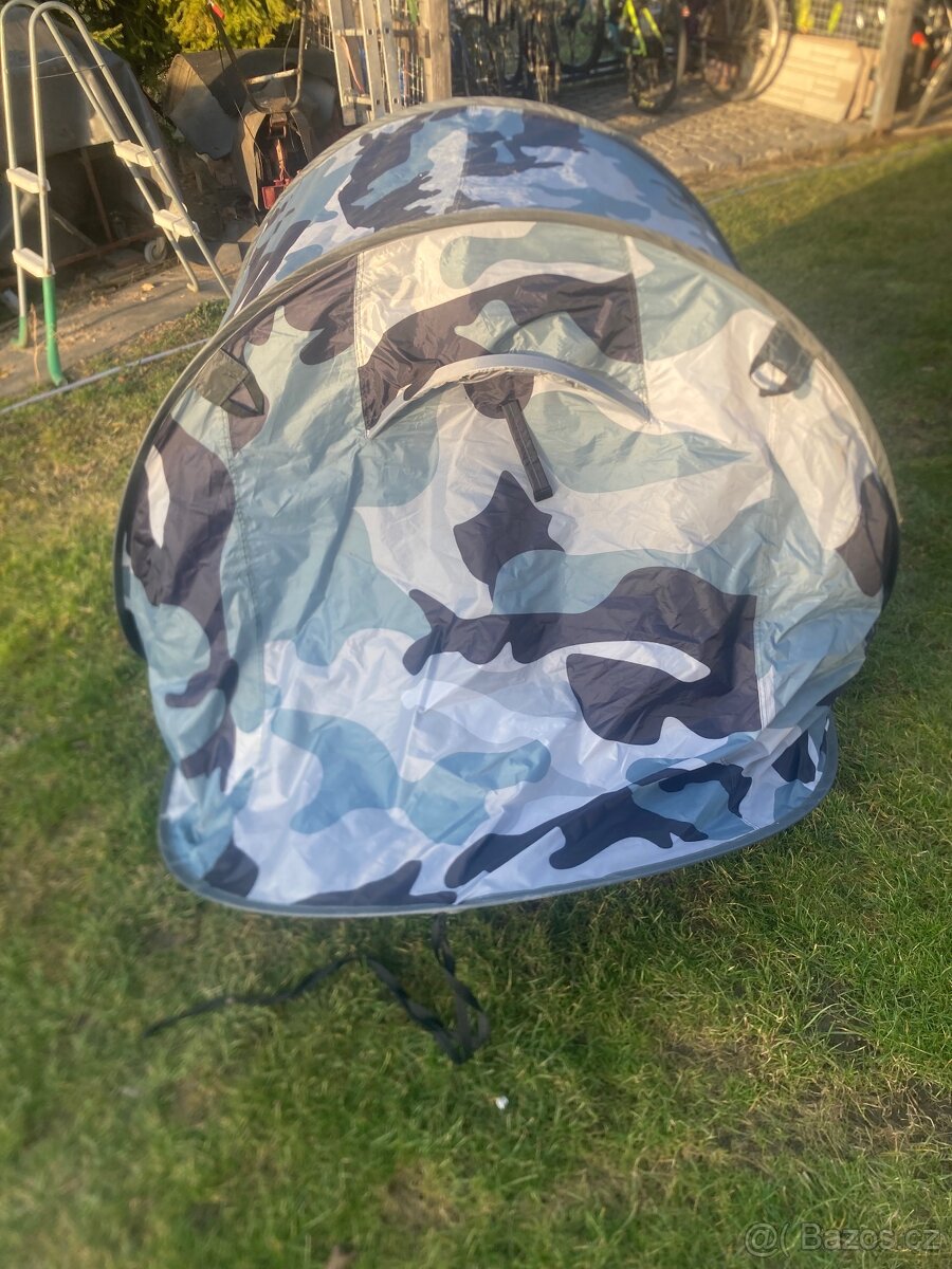 Samorozkládací stan pro 2 - 3