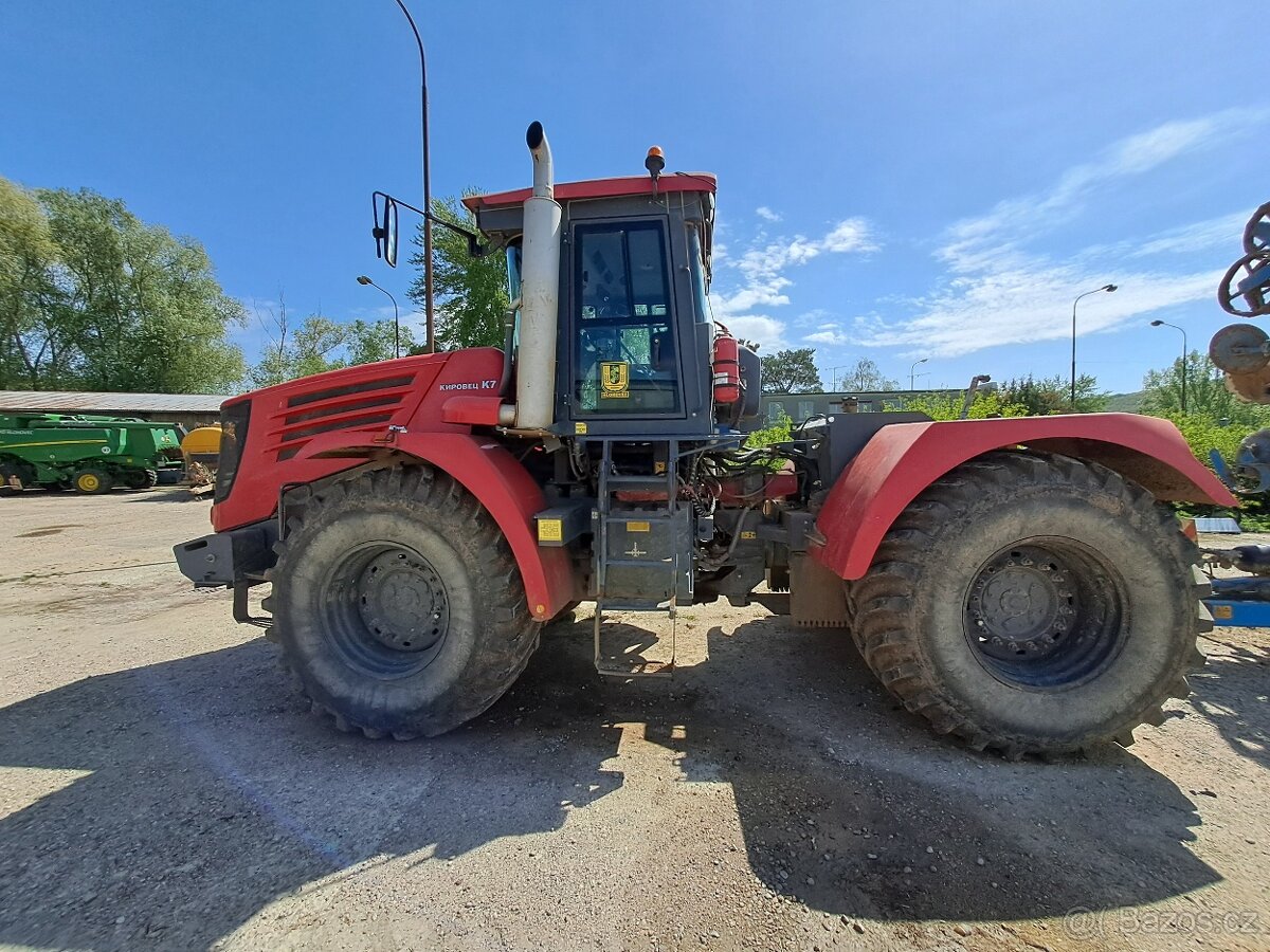 Kĺbový kolesový traktor Kirovec K744 - 3