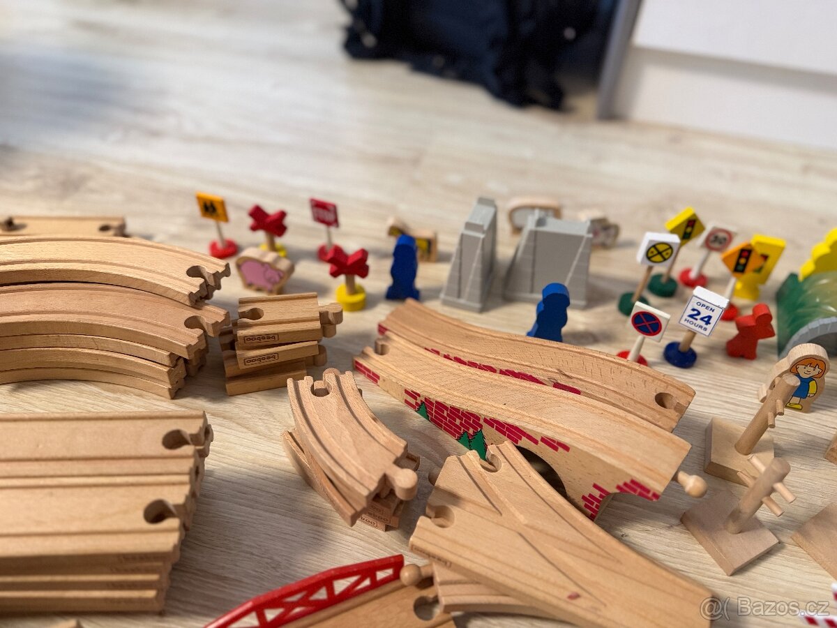 sada dřevěných kolejí + příslušenství, mašinky, vagony - 3