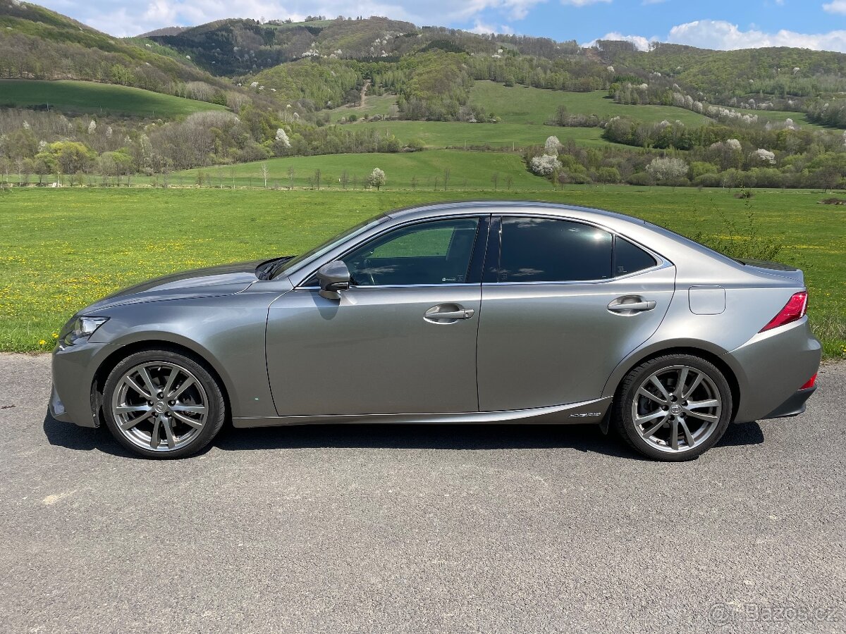 Lexus IS300h - 3
