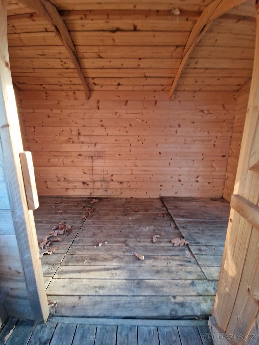 Dĕtský dřevĕný domek + lavička - 3
