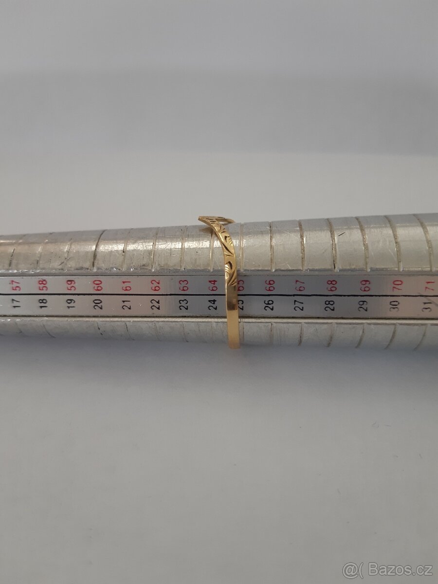 Zlatý prsten - špička s rytím - 3