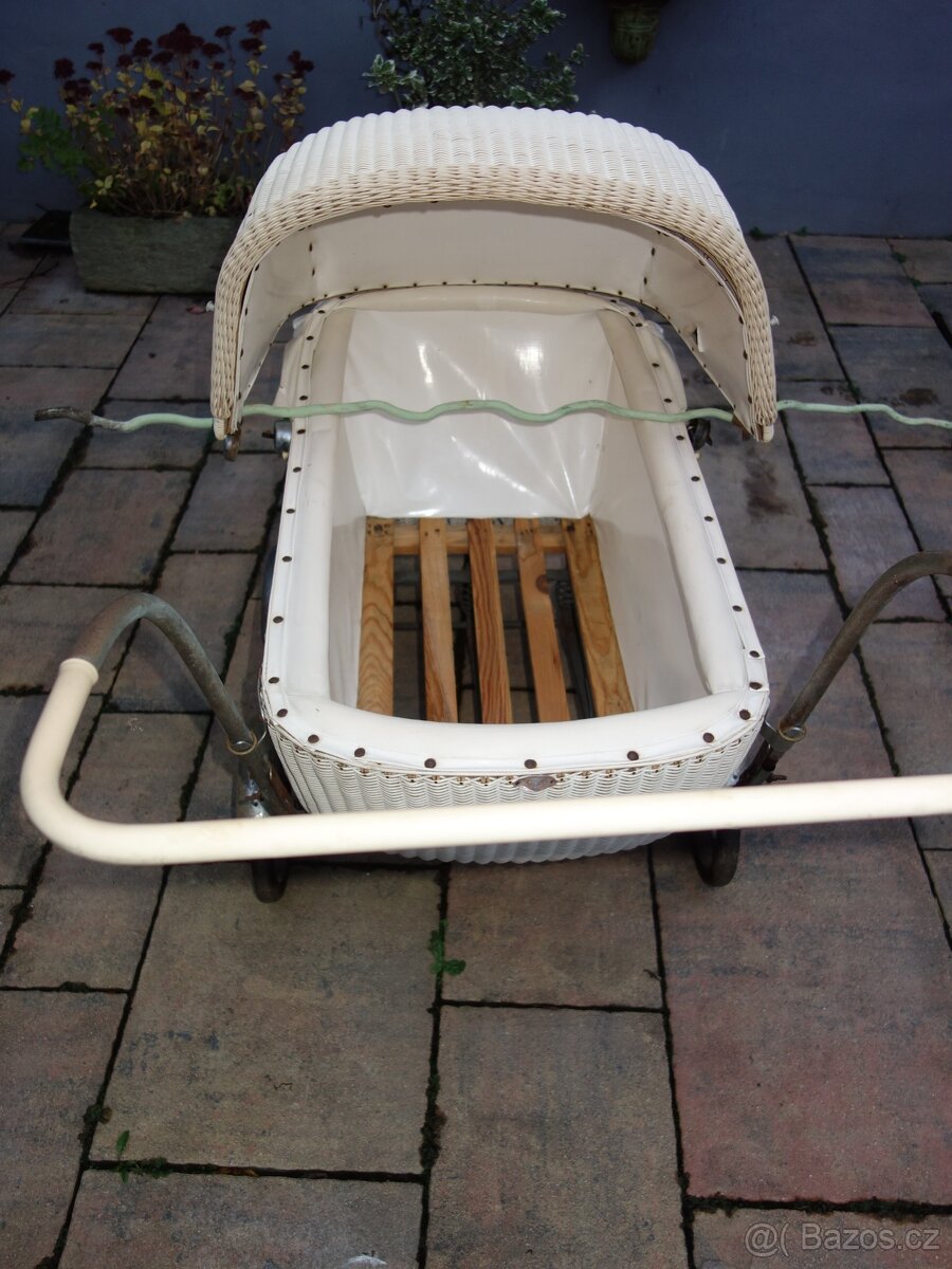 Starý kočárek proutěný /bužírkový/, velký na děcka - 3