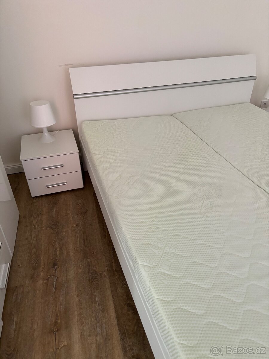 Krásná bílá postel s nočními stolky - 3
