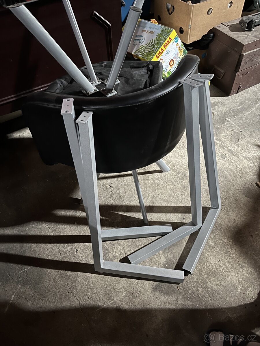 Skleněný Stůl - 3