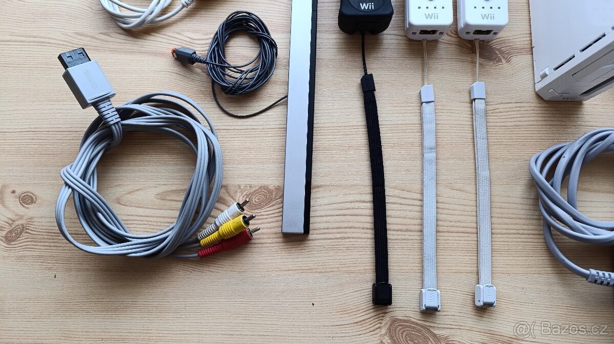 Nintendo Wii + 3 ovladače, 2 volanty - 3