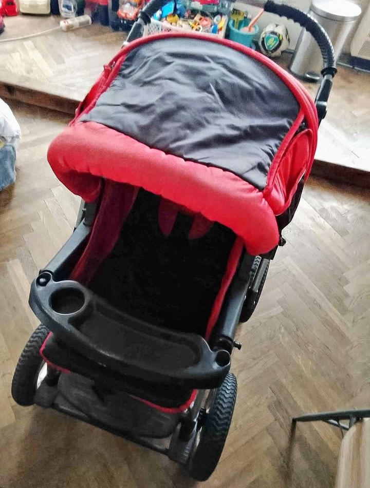 Prodám černo červený kočárek - 3
