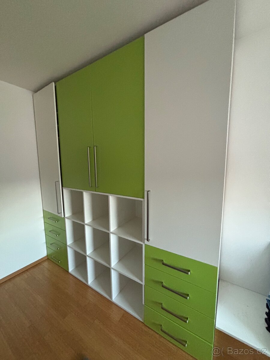 Skříň na oblečení - složena na vozíku, doprava zajištěna - 3