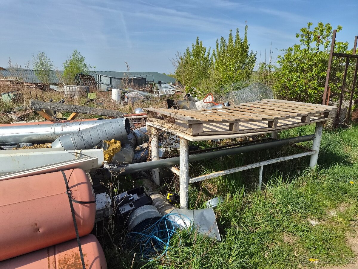 Různí kovový material - 3