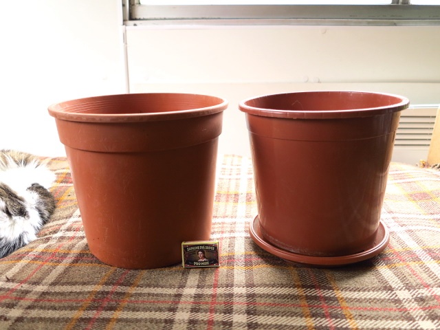 Velké pevné plastové květináče s miskami 13 + 5 ks - 3