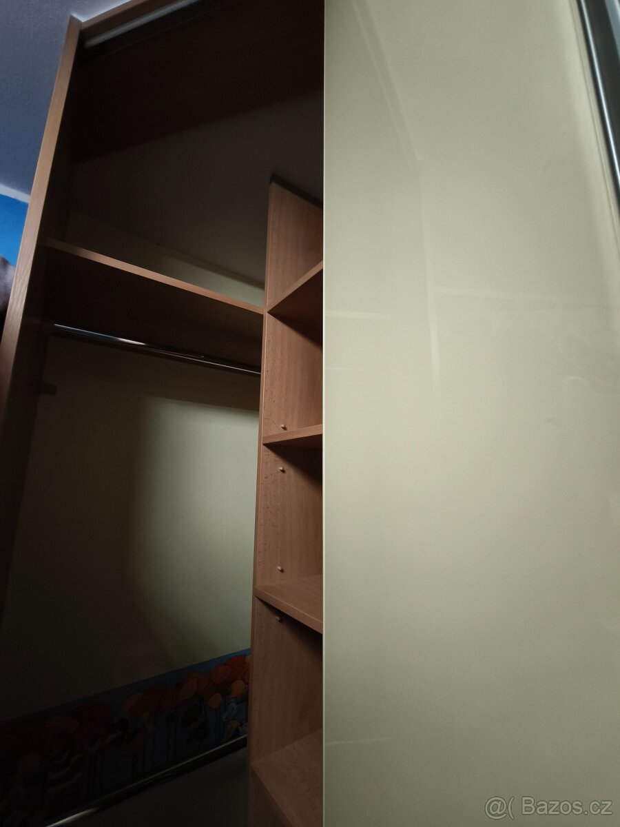 Rohová vestavěná skříň - 3