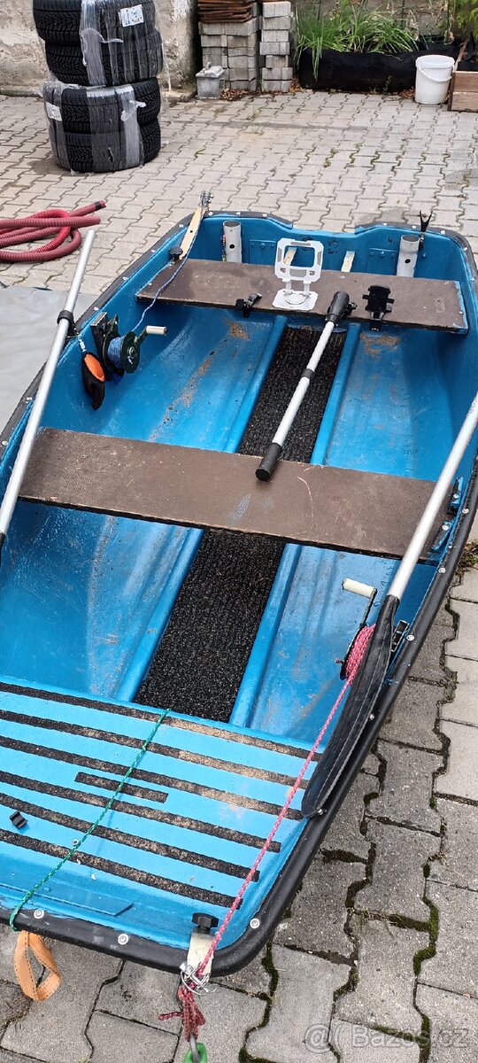 Rybářská loďka s motorem Mercury 2,5HP - 3