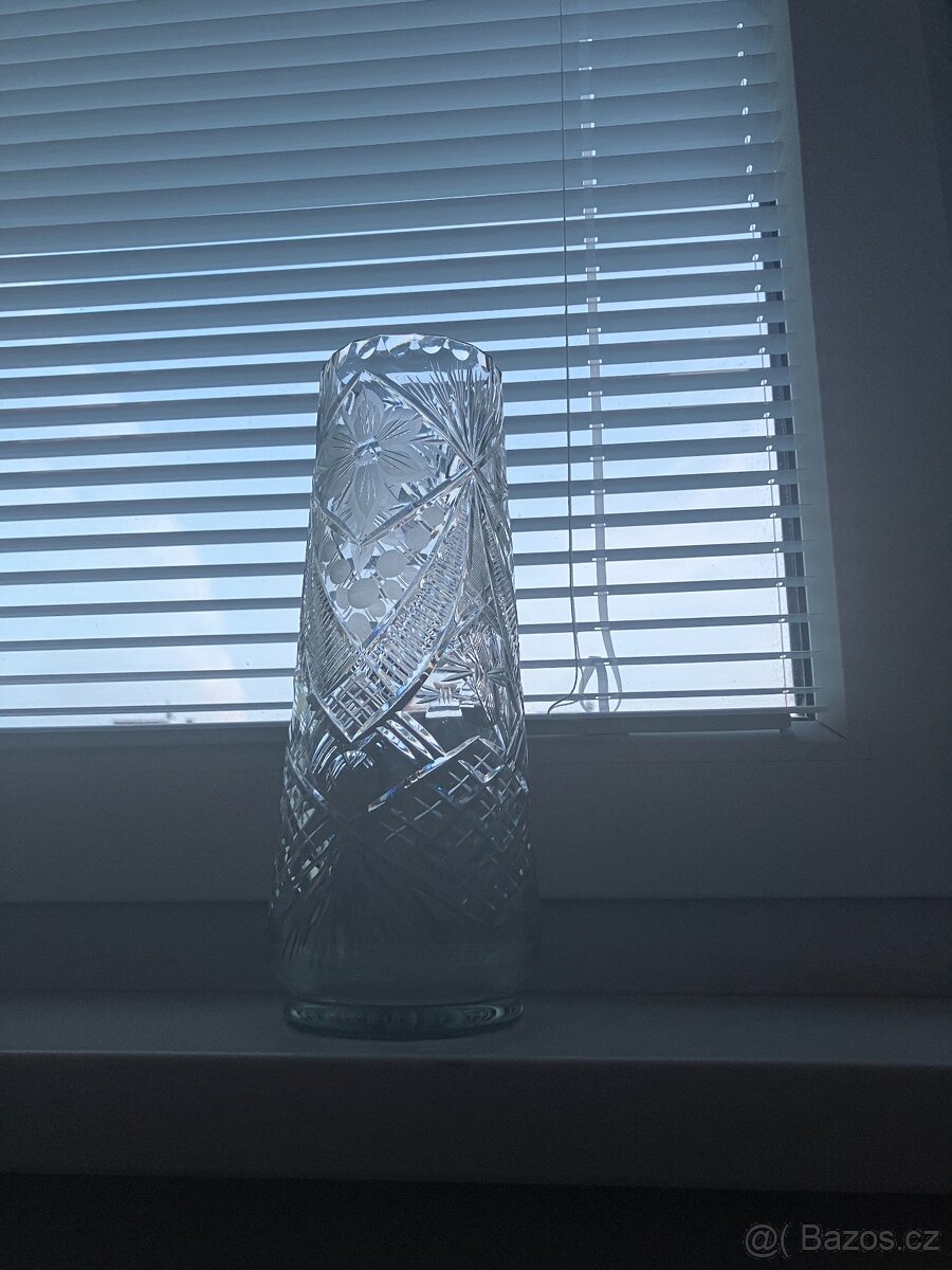 Broušená skleněná váza - 3