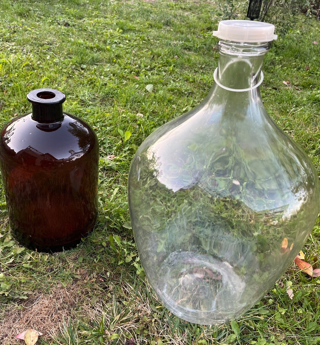 Skleněné nádoby – 25 l demižon + hnědá laboratorní láhev - 3