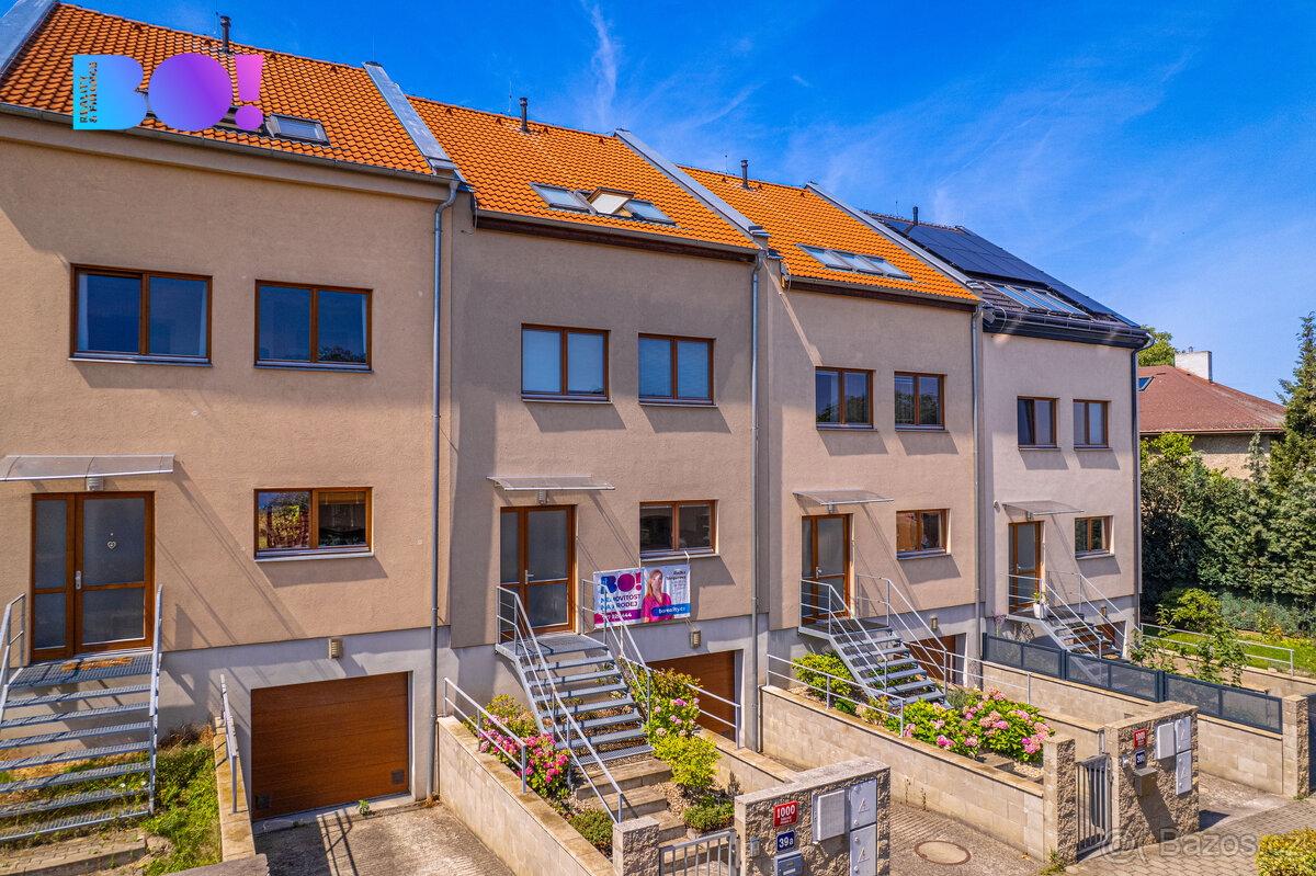 Prodej řadového rodinného domu 5+kk se zahradou a dvougaráží - 3