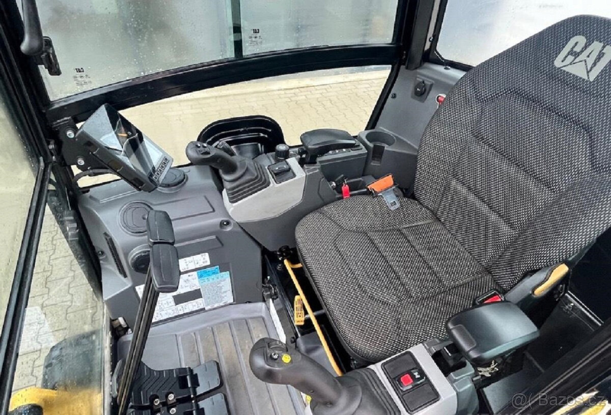 Caterpillar301.8– 16 kW / 21 HP – objem 1 100 cm³ - 3