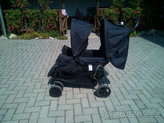Kočárek pro dvojčátka zánovní,téměř nepoužitý,nevhodný dar - 3