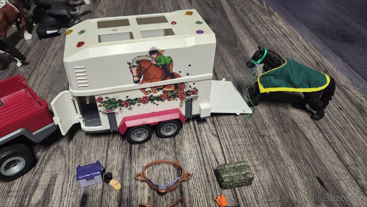 Schleich 42436 auto s koňských přívěsem - 3
