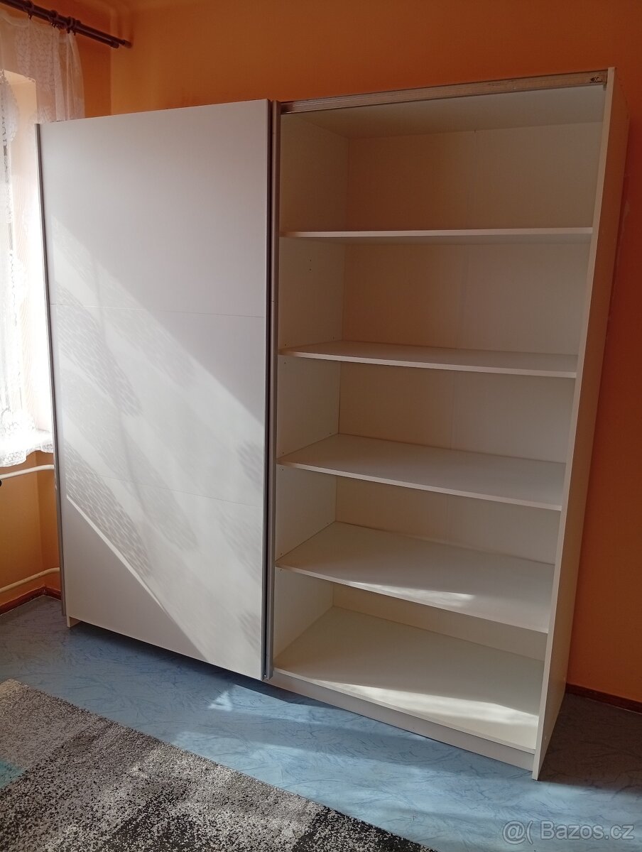 Prodám zánovní skříň se zrcadlem. - 3