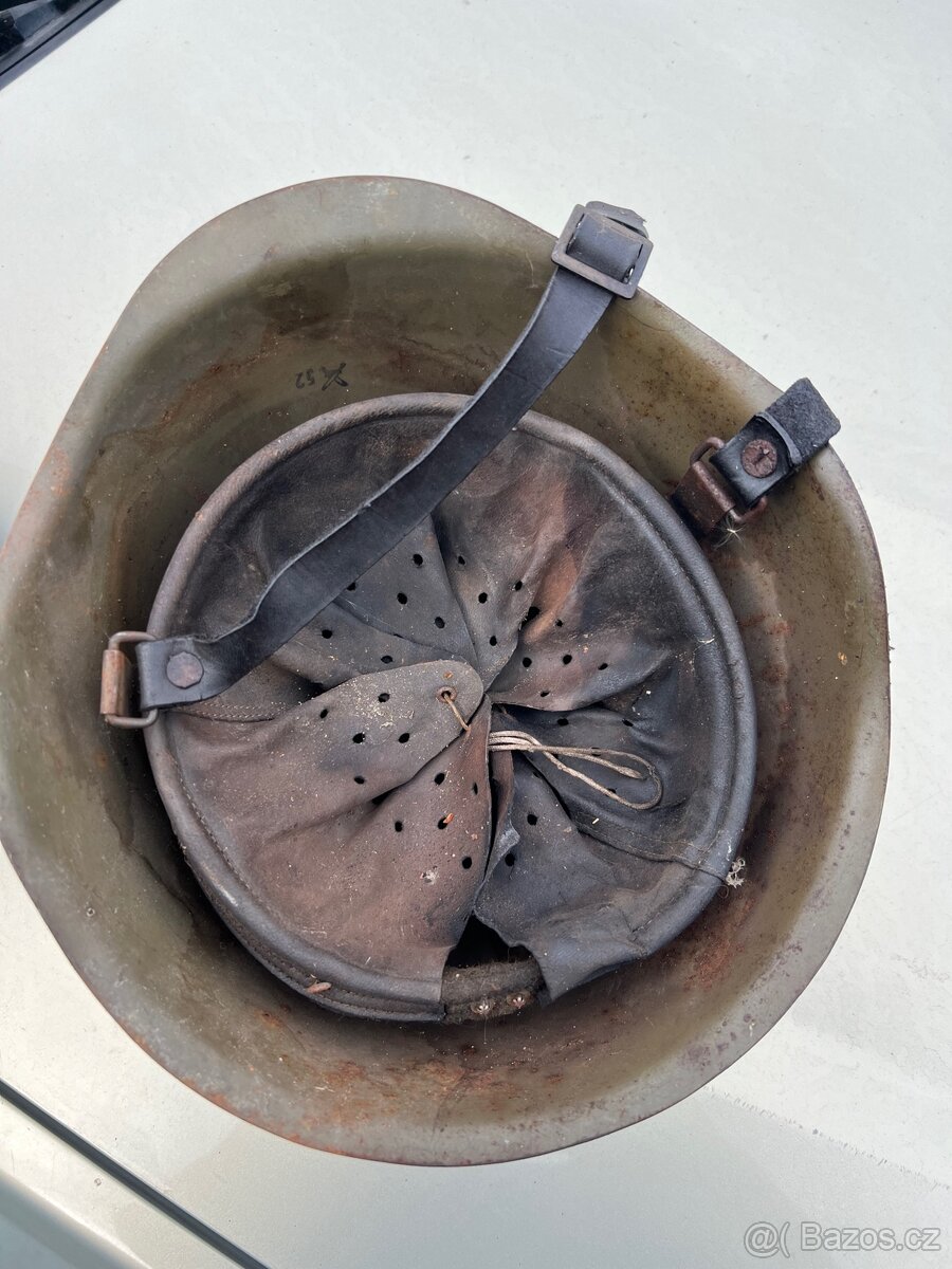 Vojenská helma . - 3