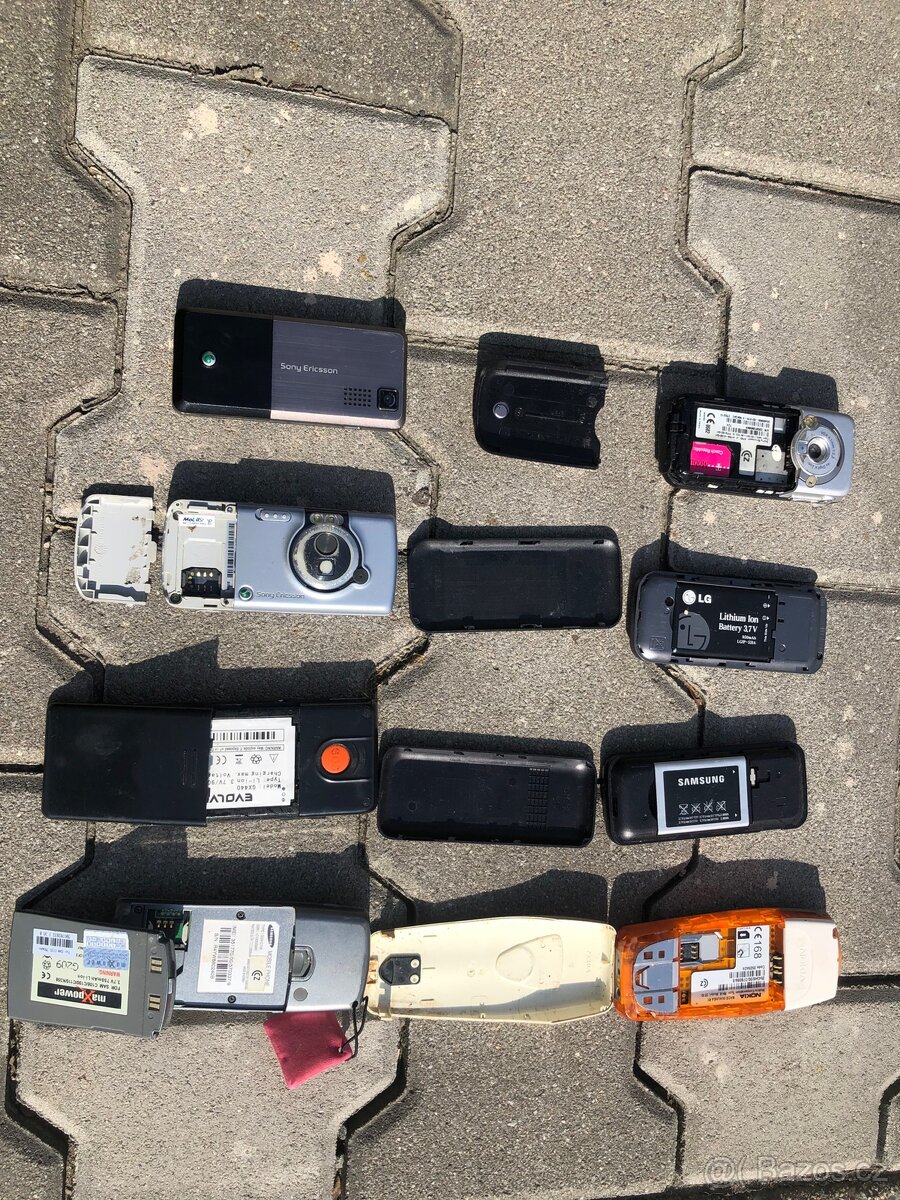 Staré mobily a příslušenství - 3