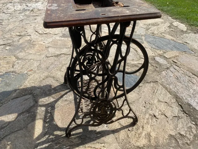 Stary sici stolek SINGER - 3