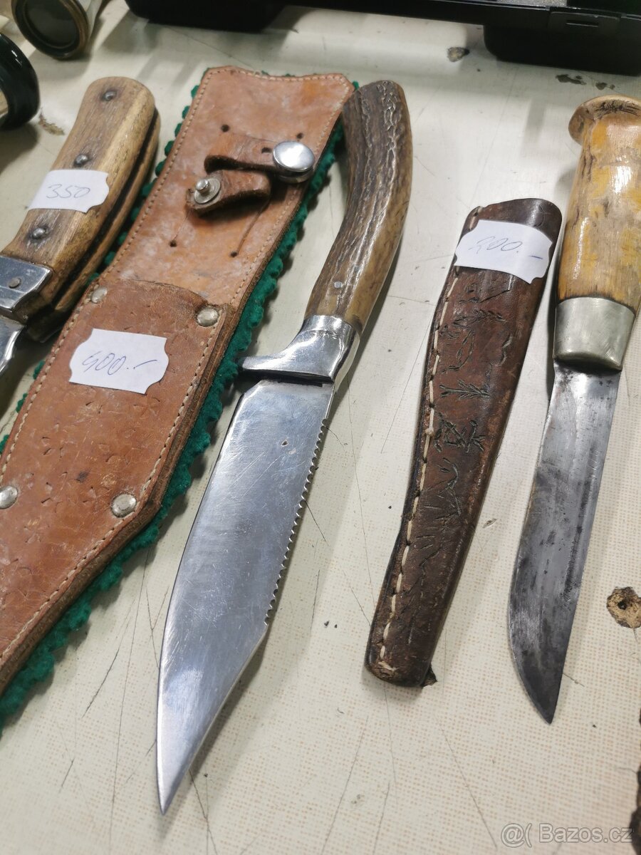 Plynová pistole, nože, divadelní kukátka. - 3