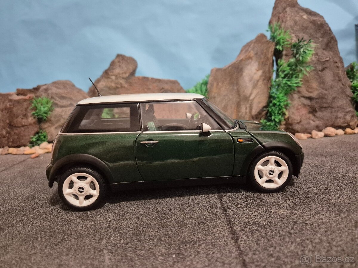 Prodám model 1:18 MINI COOPER 2001 Kyosho - 3